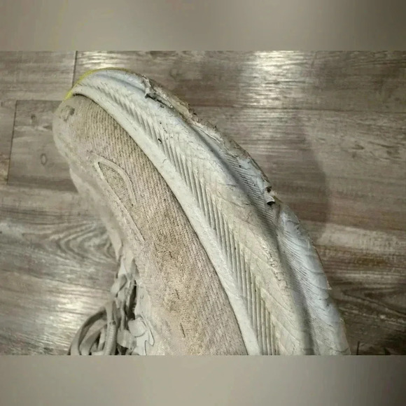 HOKA. CLIFTON 9 NIMBUS CLOUD/ ICE SIZE 6.5B - Picture 5 of 8